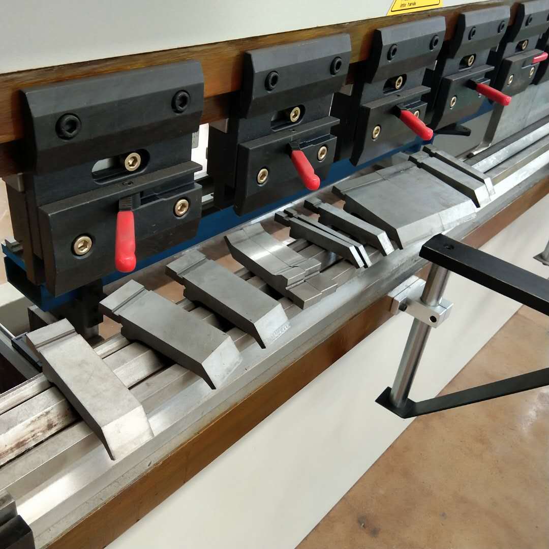 Hydraulische afkantpers van 130t / 3200 mm 4 + 1 as Delem Da53t Cnc-persrem