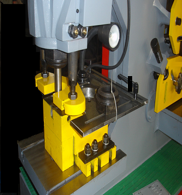 Stalen plaat hoek snijden ponsen inkeping machine hydraulische ijzerbewerker te koop