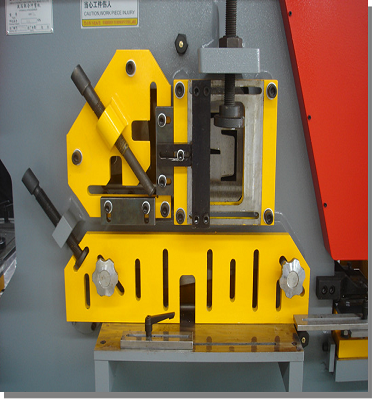 Stalen plaat hoek snijden ponsen inkeping machine hydraulische ijzerbewerker te koop